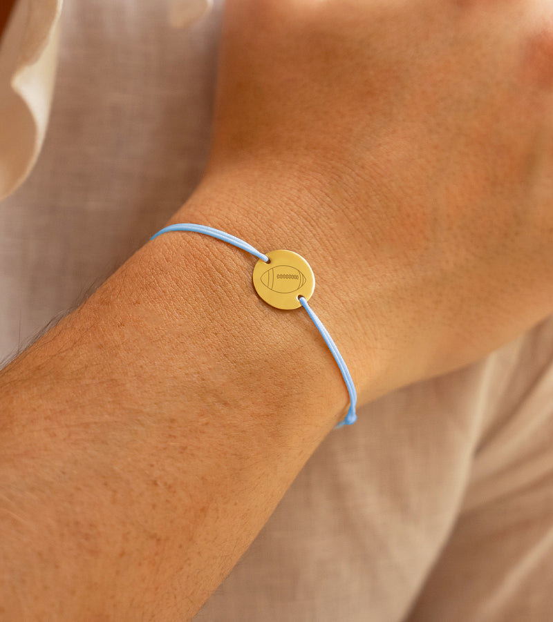 bracelet unique, avec médaille de 15mm, plaqué or, cordon bleu pastel et deux trous.