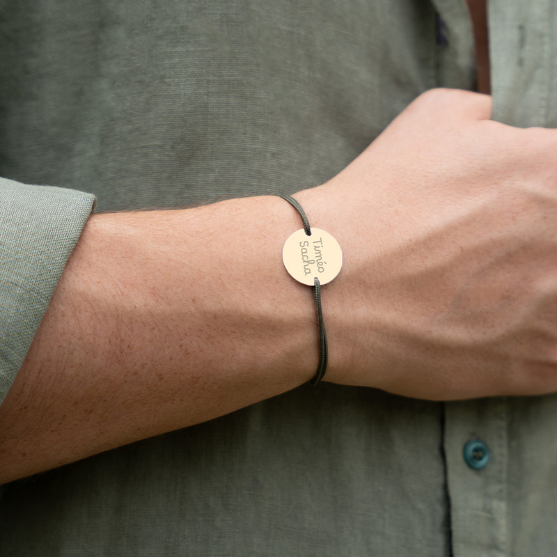 bracelet personnalisé en plaqué or, doté d'une médaille de 15mm à deux trous et d'un cordon kaki