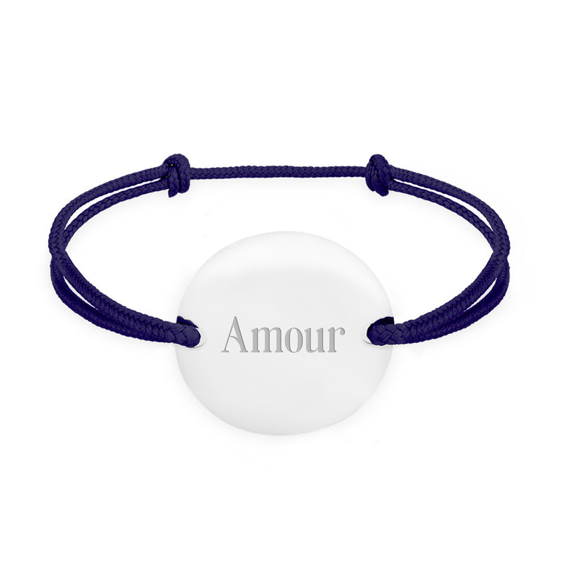 Un bracelet médaille, personnalisé en 20mm, avec deux trous argent et un cordon bleu marine.