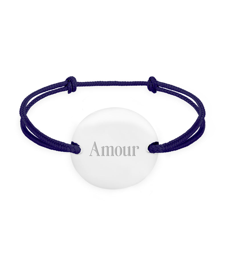 Un bracelet médaille, personnalisé en 20mm, avec deux trous argent et un cordon bleu marine.