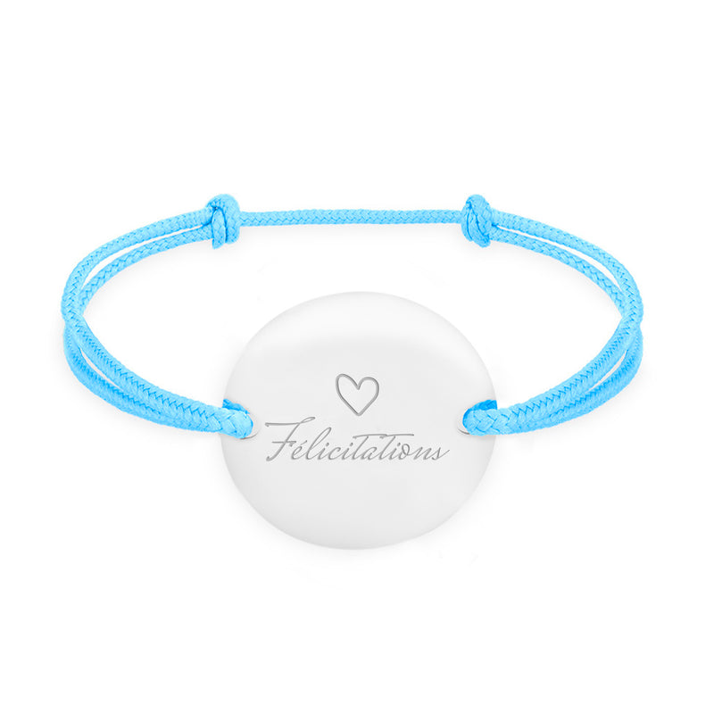 Un bracelet médaille personnalisé en 20mm, orné de deux trous en plaqué argent et d'un cordon bleu pastel.