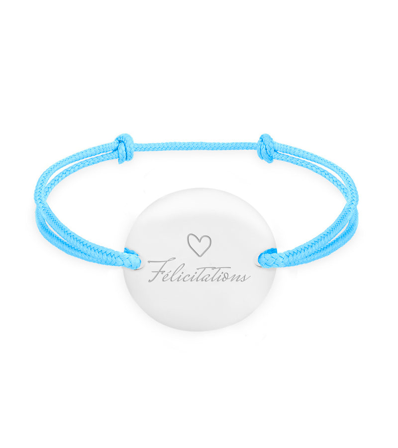 Un bracelet médaille personnalisé en 20mm, orné de deux trous en plaqué argent et d'un cordon bleu pastel.