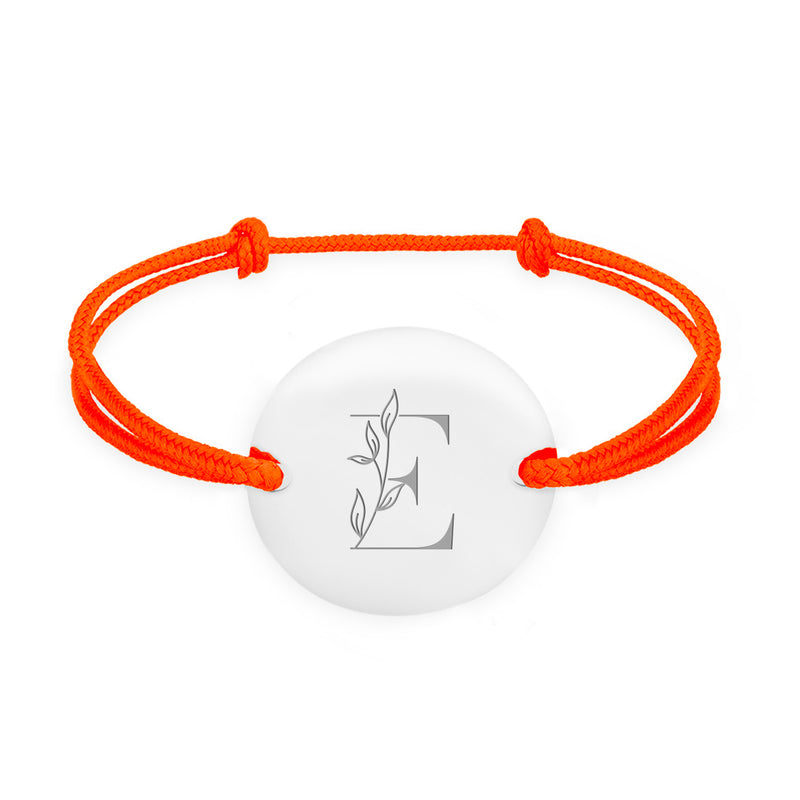 Un bracelet médaille, personnalisé 20mm, avec deux trous argent et un cordon orange fluo.