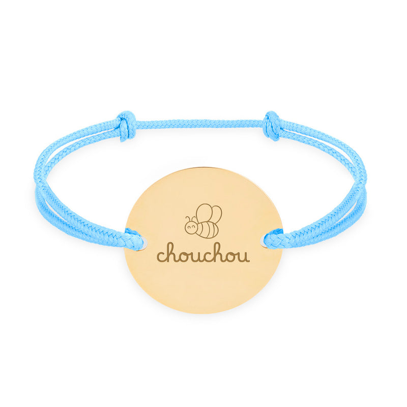 Optez pour le bracelet médaille plaqué or, personnalisé en 20mm, avec cordon bleu pastel.