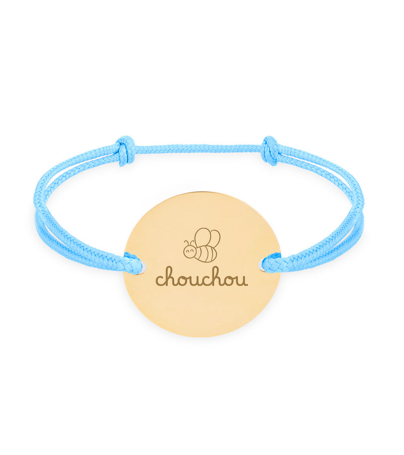 Optez pour le bracelet médaille plaqué or, personnalisé en 20mm, avec cordon bleu pastel.