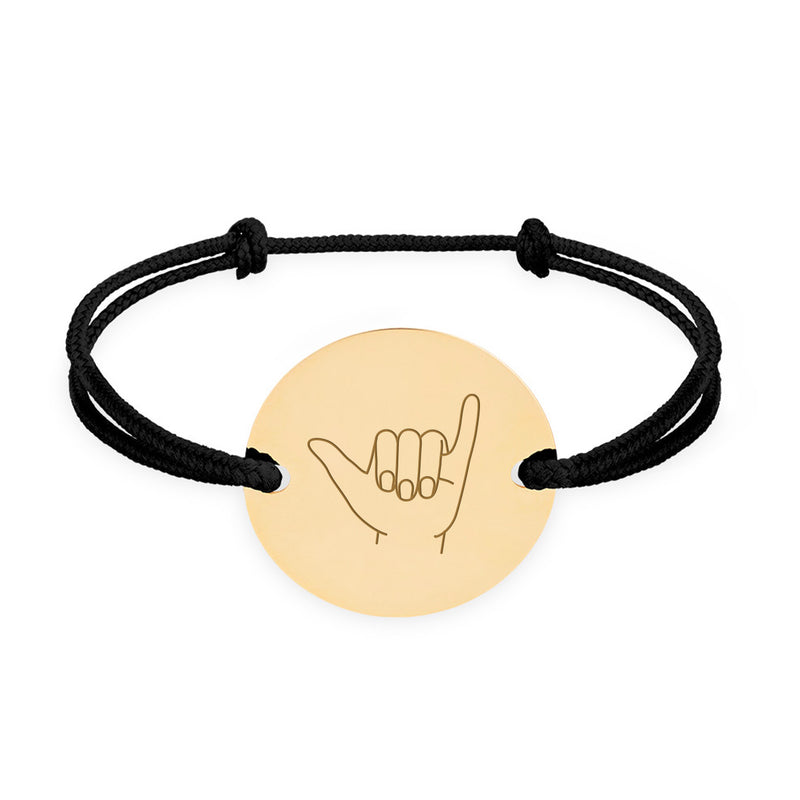 Ce bracelet, orné d'une médaille personnalisée en 20mm, comporte deux trous en plaqué or et un cordon noir.