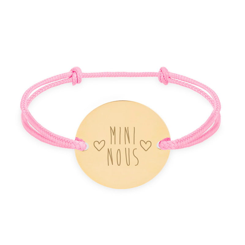 Personnalisation unique pour ce bracelet médaille de 20mm, avec deux trous plaqués or et un cordon rose.