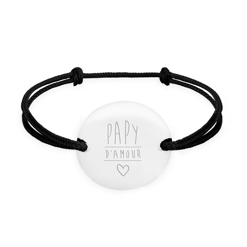 Avec une médaille argentée, personnalisée 20mm, deux trous, et un cordon noir, ce bracelet se distingue par son originalité.