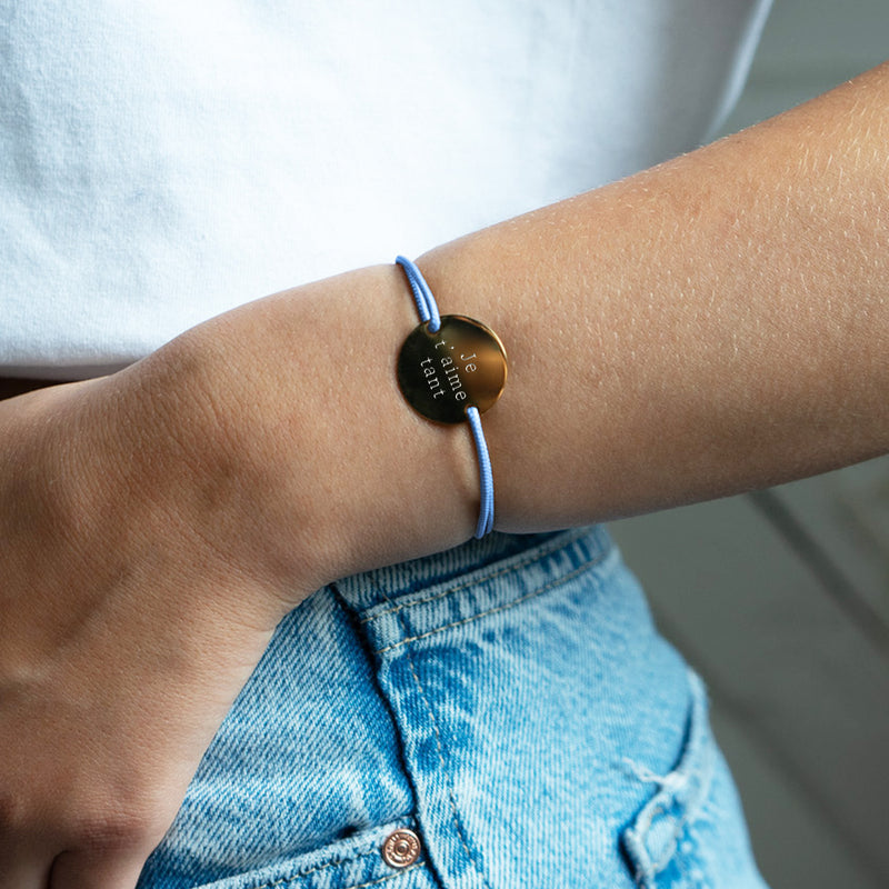 Personnalisation en 20mm sur ce bracelet médaille, avec cordon bleu pastel et plaqué or.