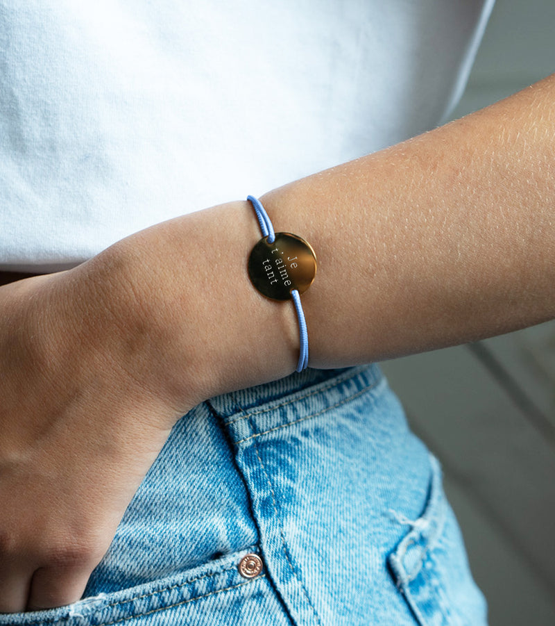 Personnalisation en 20mm sur ce bracelet médaille, avec cordon bleu pastel et plaqué or.