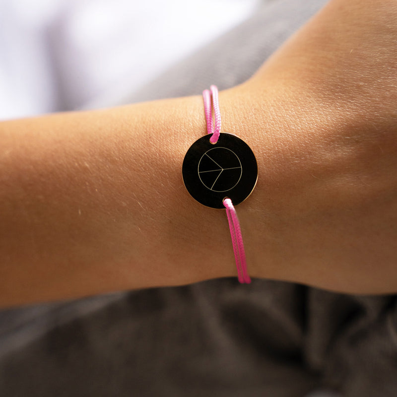 Le bracelet médaille de 20mm, personnalisé et élégant, comprend deux trous en plaqué or et un cordon rose.