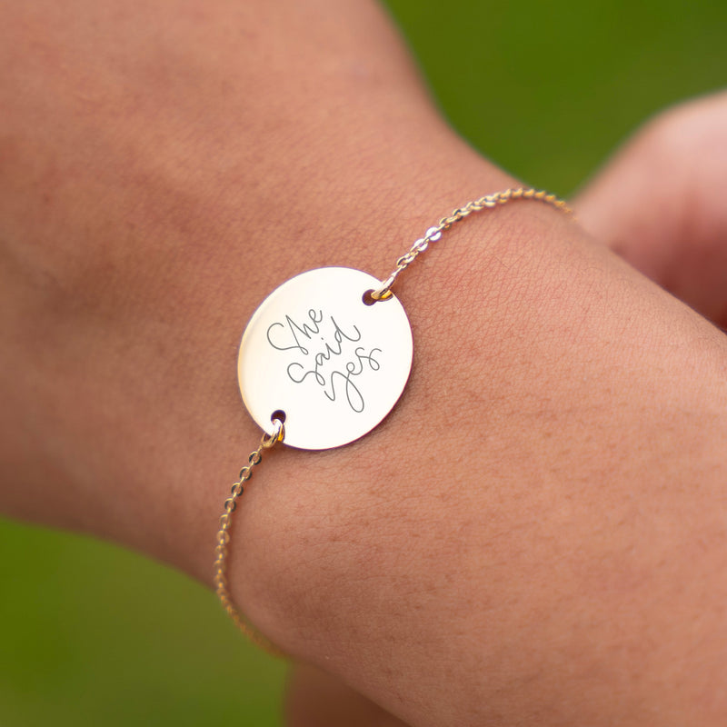 bracelet médaille, personnalisé en 20mm, agrémenté de deux trous en plaqué or et d'une chaîne plate.