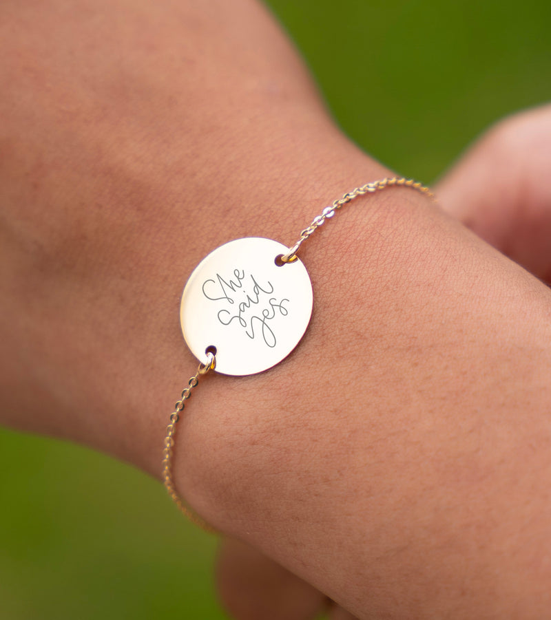 bracelet médaille, personnalisé en 20mm, agrémenté de deux trous en plaqué or et d'une chaîne plate.
