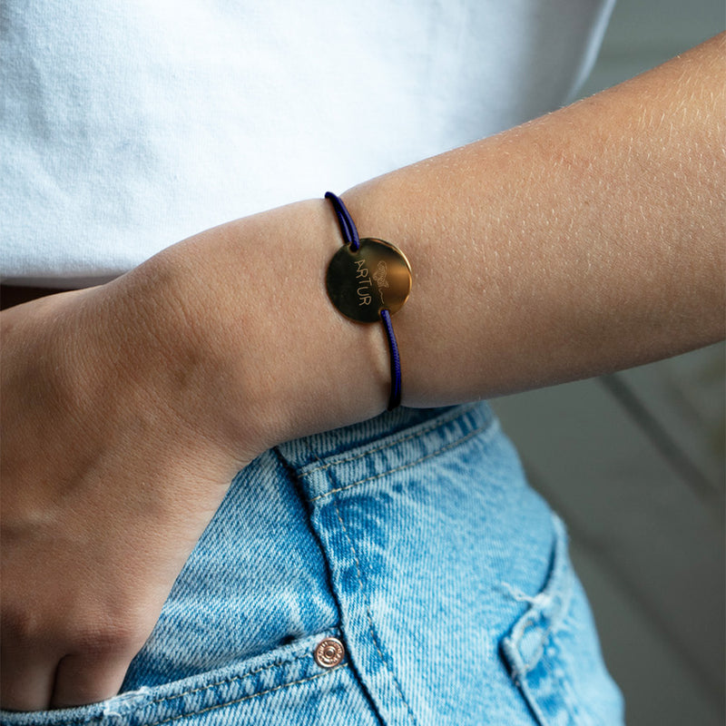 un bracelet médaille personnalisé de 20mm, plaqué or, deux trous, cordon bleu marine.