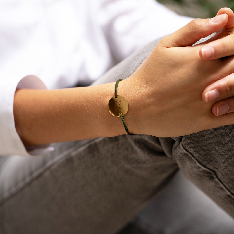 bracelet médaille en 20mm, agrémenté de deux trous en plaqué or et d'un cordon kaki.