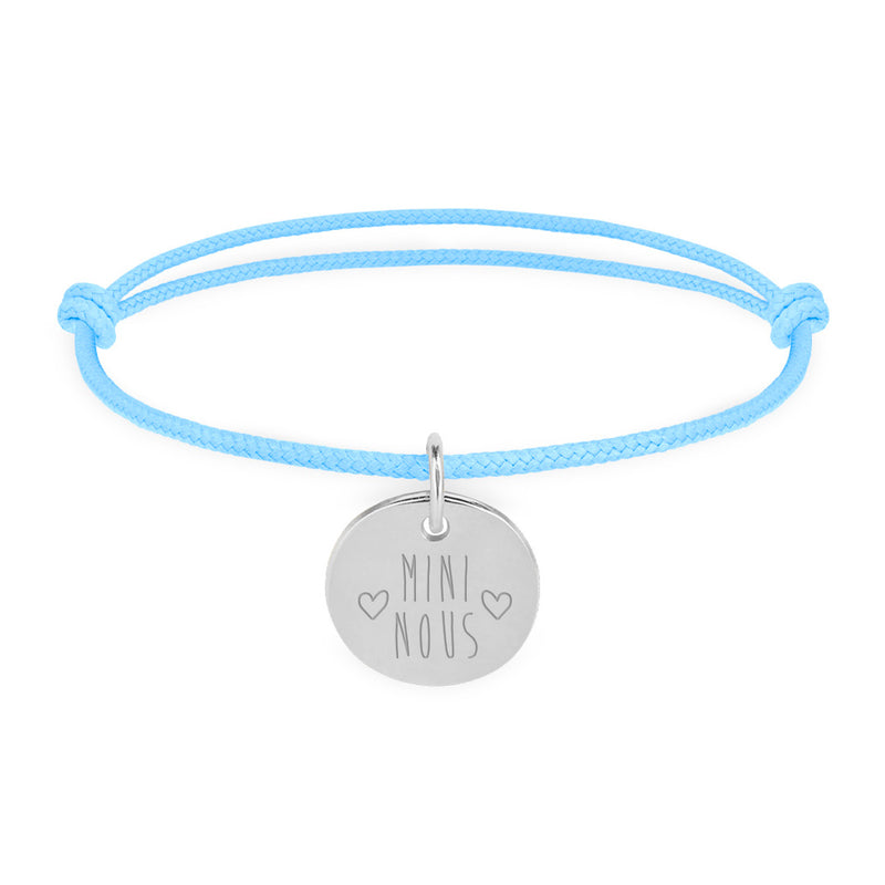 Bracelet argenté personnalisé, médaille 15mm sur cordon bleu pastel. Accessoire élégant pour afficher votre style.