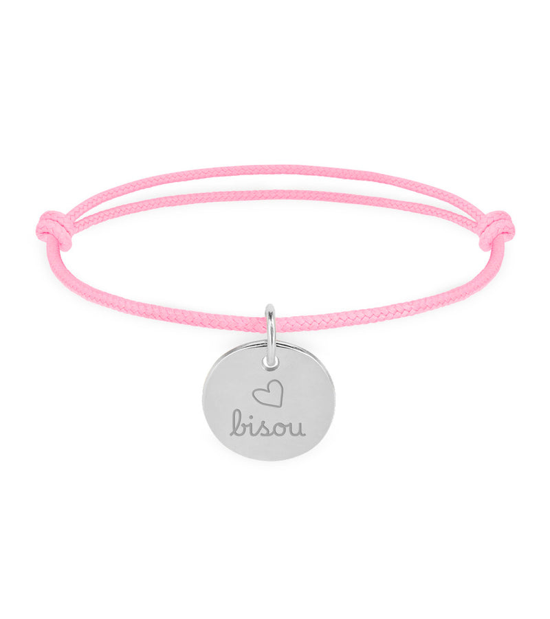 Un bracelet argenté avec une médaille de 15mm et un cordon rose.