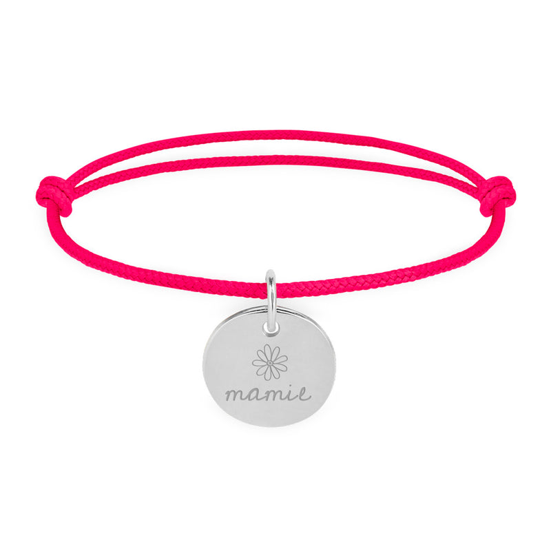 Un bracelet argenté avec une médaille de 15mm, sur un cordon rose vif.
