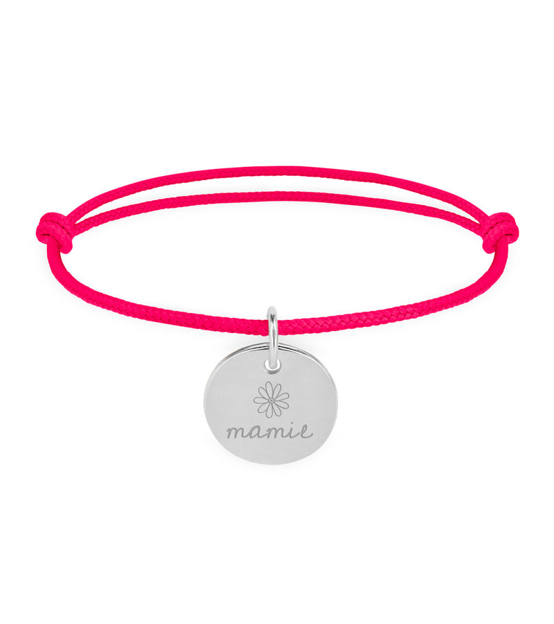 Un bracelet argenté avec une médaille de 15mm, sur un cordon rose vif.