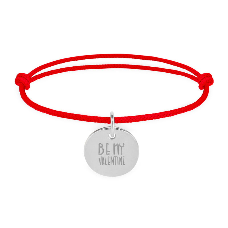 Un bracelet en argent avec une médaille de 15mm et un cordon rouge pour un style élégant.