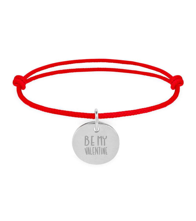 Un bracelet en argent avec une médaille de 15mm et un cordon rouge pour un style élégant.