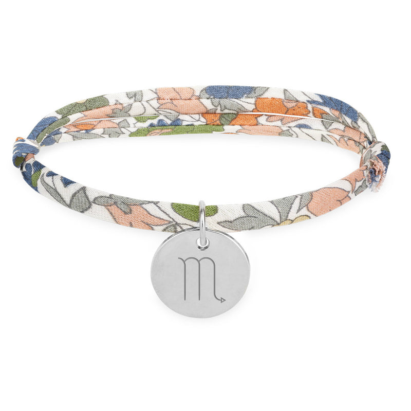 Bijou argenté comprenant une médaille de 15mm sur un lien Liberty lilas.