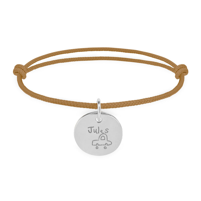 Bracelet argenté avec médaille de 15mm, cordon en marron clair, pour un style authentique.