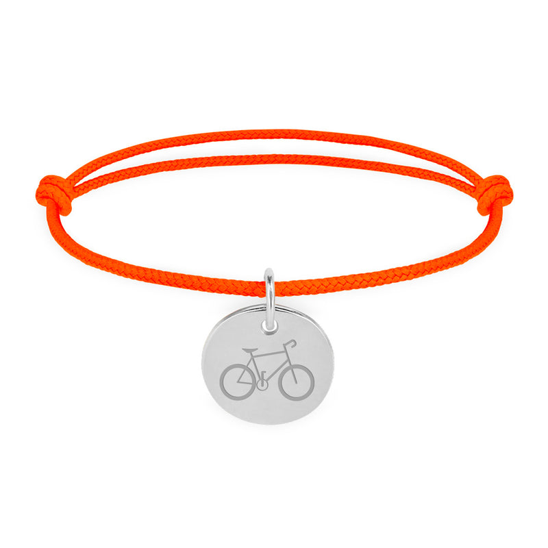 Médaille de 15mm en argent avec bracelet en cordon orange fluo. Une pièce qui attire le regard avec sa touche de luminosité.