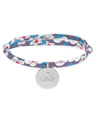Bracelet argenté orné d'une médaille de 15mm, rehaussé d'un lien en Liberty irisé.