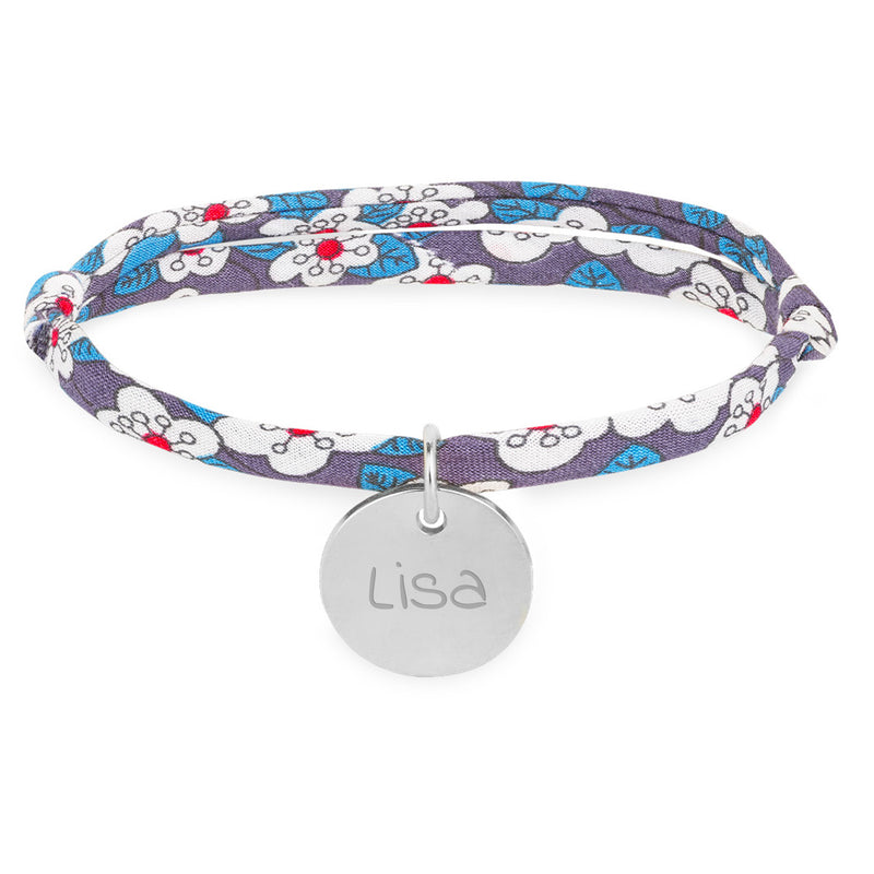 Bracelet argenté orné d'une médaille de 15mm, rehaussé d'un lien en Liberty irisé.