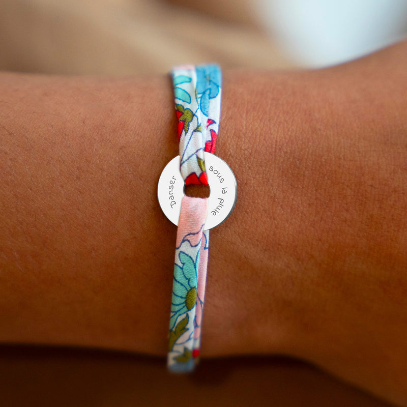 Avec le Liberty Hortensia comme lien, ce bracelet cible personnalisé 15mm argent se distingue.