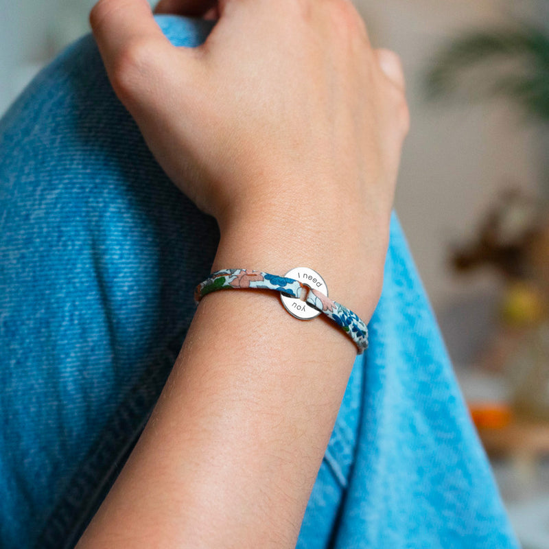 Bracelet original, personnalisé de 15mm en argent, lié par un liberty lilas, en forme de cible.