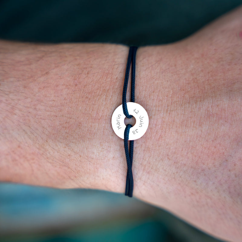 Arborant une forme de cible, ce bracelet de 15mm en argent est personnalisé avec un cordon bleu marine.