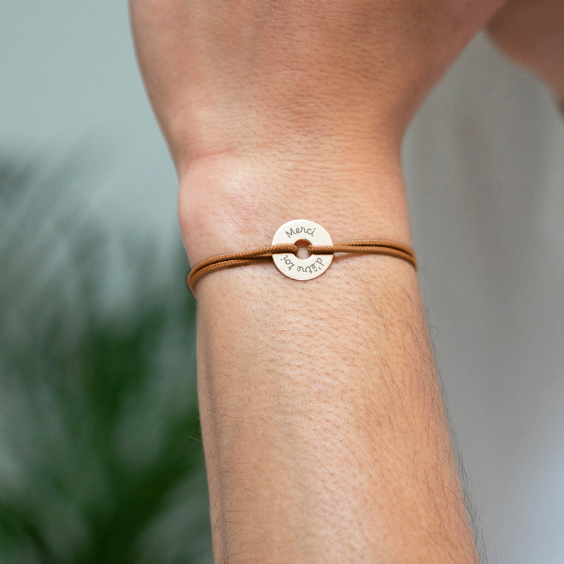 Avec sa forme cible, ce bracelet plaqué or de 15mm personnalisé est agrémenté d'un cordon marron clair.