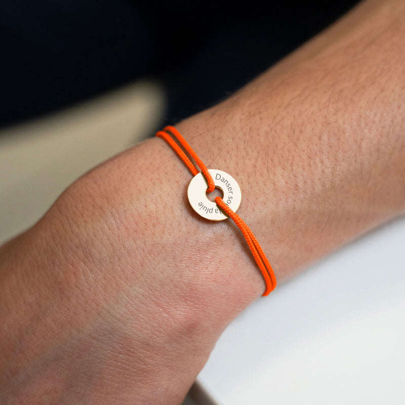 Un bracelet en forme de cible, personnalisé en 15mm, plaqué or, avec un cordon orange fluo