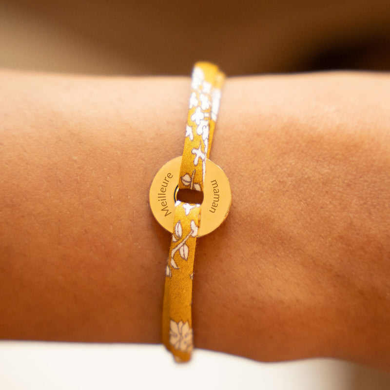 Le liberty Clivia orne ce bracelet personnalisé, en forme de cible, plaqué or 15mm.