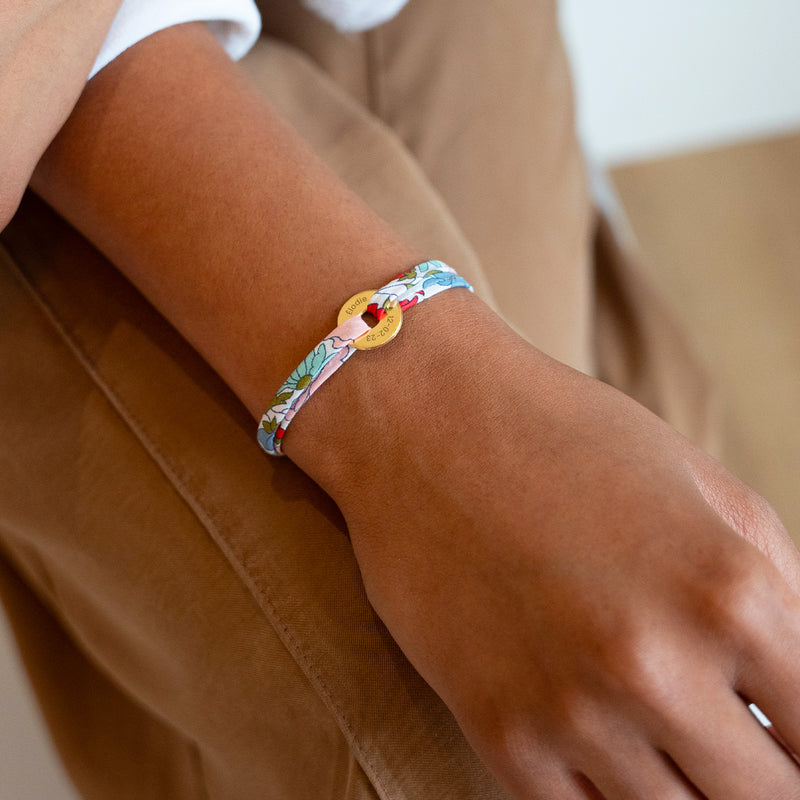 Arborant le liberty Hortensia, ce bracelet personnalisé en forme de cible est plaqué or 15mm.