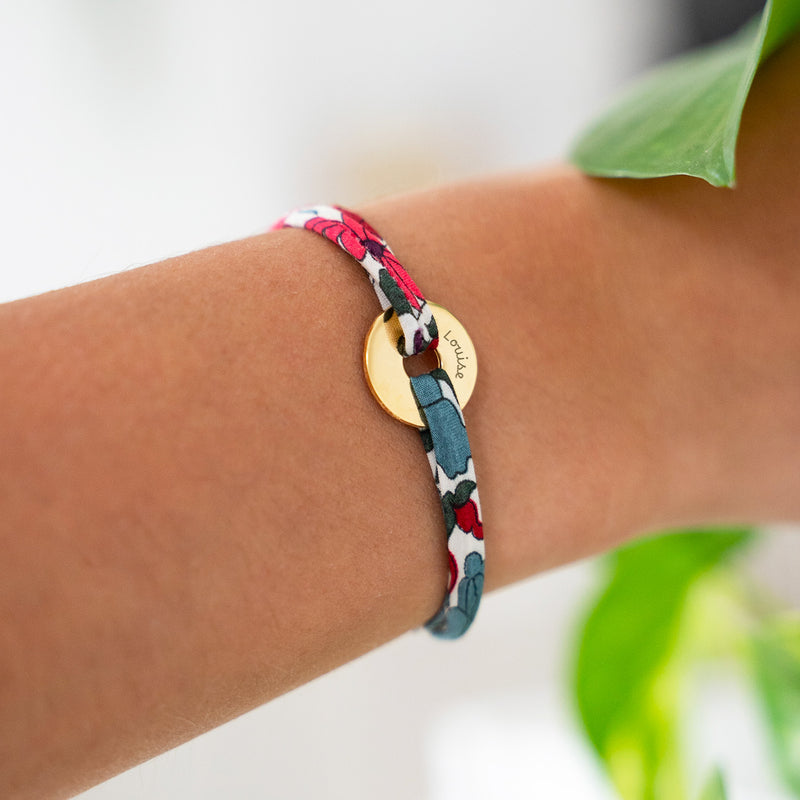 Ce bracelet en forme de cible, avec le liberty Jacinthe, est plaqué or 15mm et personnalisé.