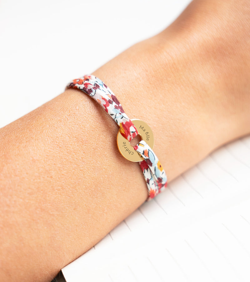 Ce bracelet en forme de cible, plaqué or 15mm, est lié par le liberty Pavot personnalisé.