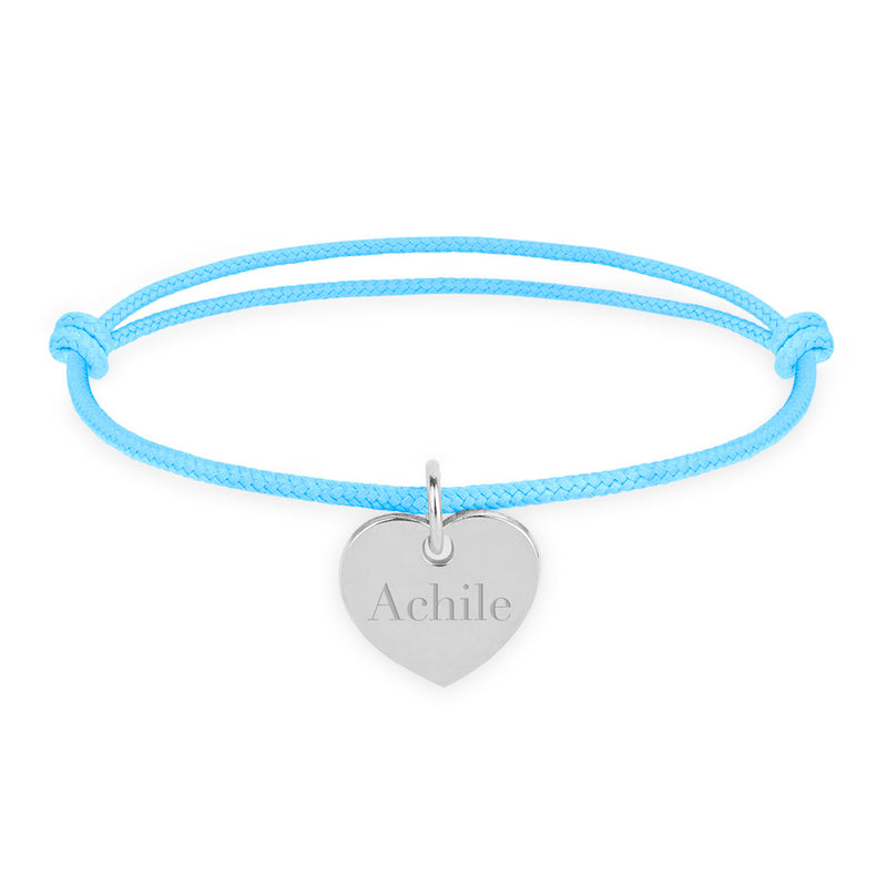 Un bracelet orné d'un cœur argent de 15mm, sur un cordon bleu pastel.