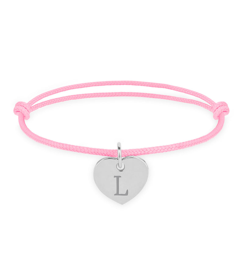 Le bracelet présente un cœur argenté de 15mm, monté sur un cordon rose.