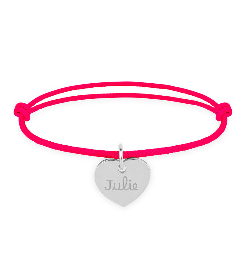 Une image d'un bracelet argenté en forme de cœur avec un cordon rose fuchsia.