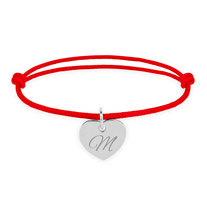 Élégant bracelet argenté en cœur avec cordon rouge, un accessoire charmant.