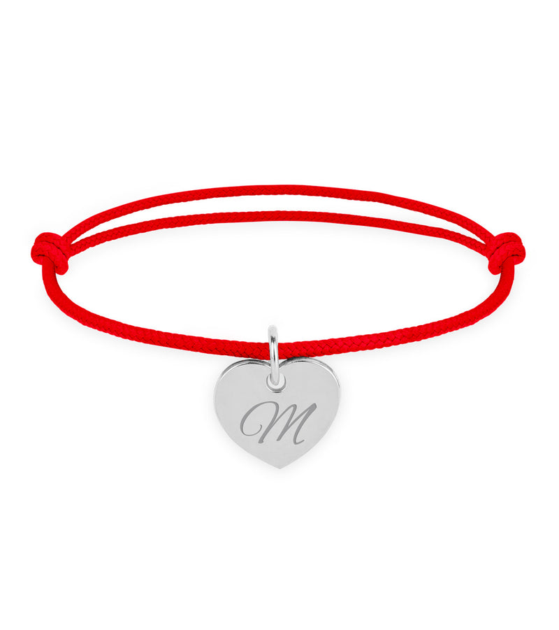 Élégant bracelet argenté en cœur avec cordon rouge, un accessoire charmant.