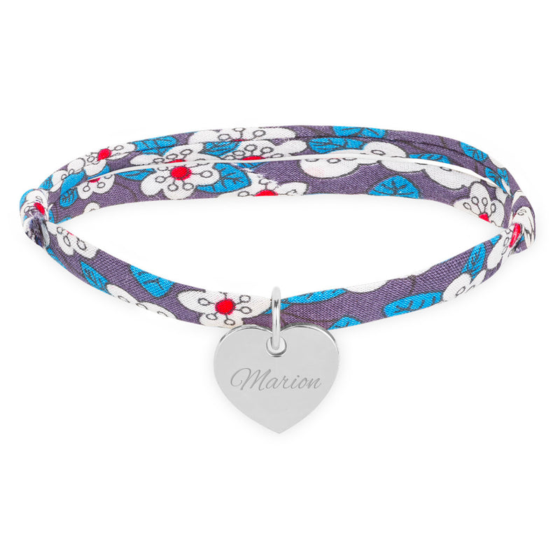 Un bracelet personnalisé, symbole d'amour et d'élégance, avec un cœur argenté de 15mm et un lien Liberty Iris.