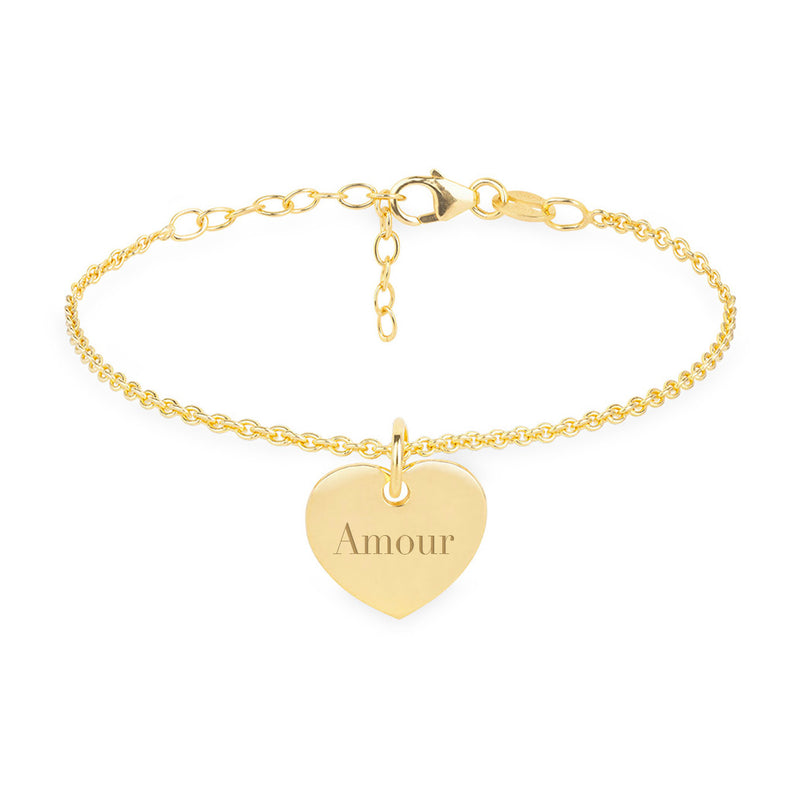 Un bracelet élégant et tendance, agrémenté d'un cœur brillant pour une allure chic.
