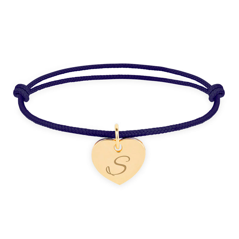 Un bracelet avec un cordon bleu marine et un charmant cœur plaqué or de 15mm.