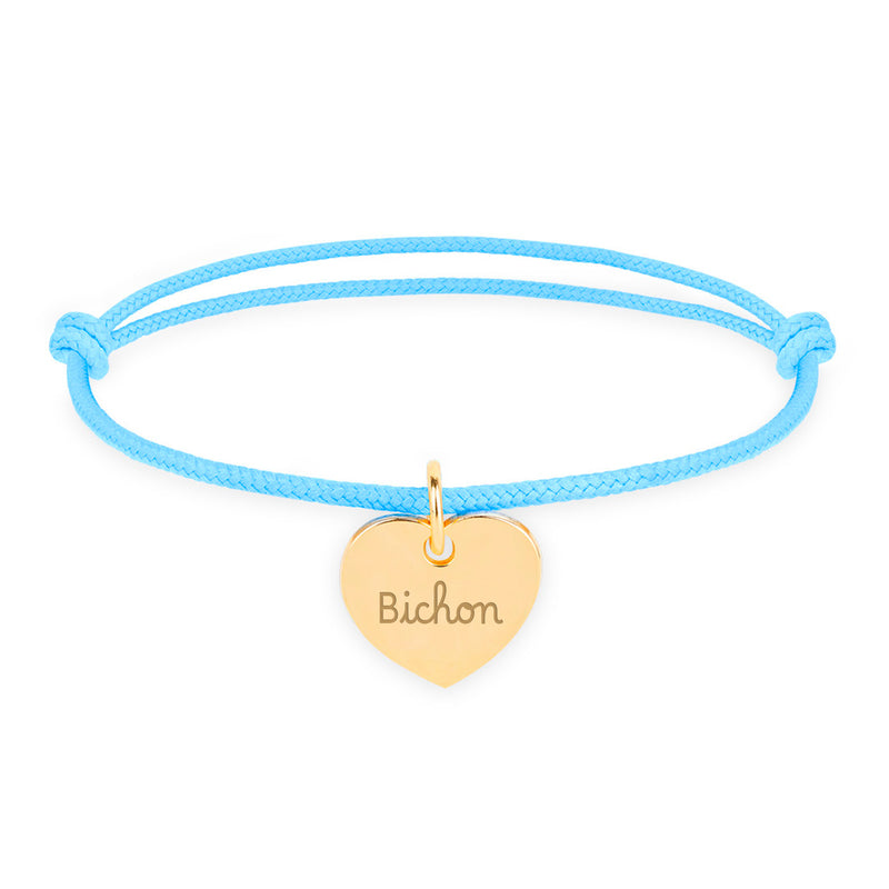Découvrez ce bracelet exquis, arborant un cœur plaqué or de 15mm, suspendu avec élégance sur un cordon bleu pastel, ajoutant une touche de sophistication à votre style.