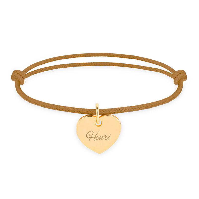 Bracelet avec un cœur en plaqué or de 15mm, entouré d'un cordon marron clair.