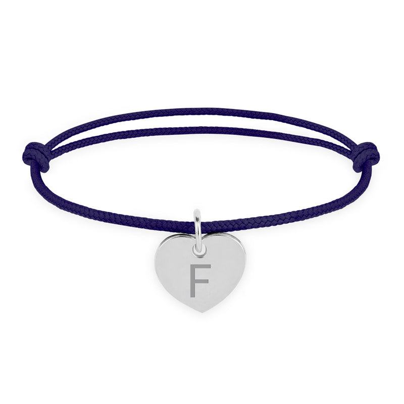Un bracelet en argent avec un cœur de 15mm sur un cordon bleu marine.